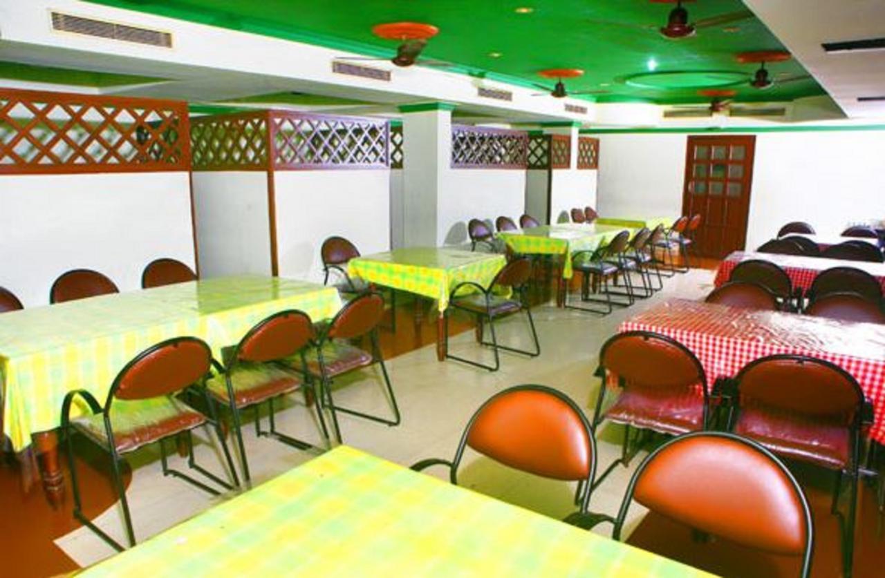 Hotel Priya Chengannur Bagian luar foto