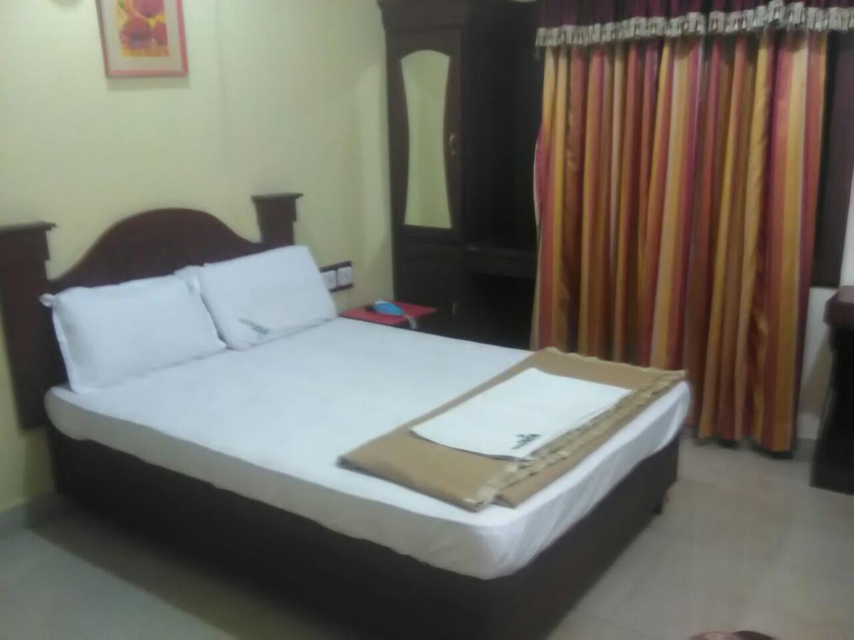 Hotel Priya Chengannur Bagian luar foto