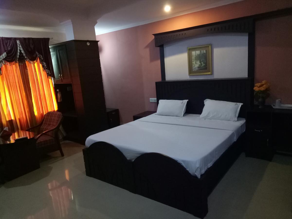 Hotel Priya Chengannur Bagian luar foto