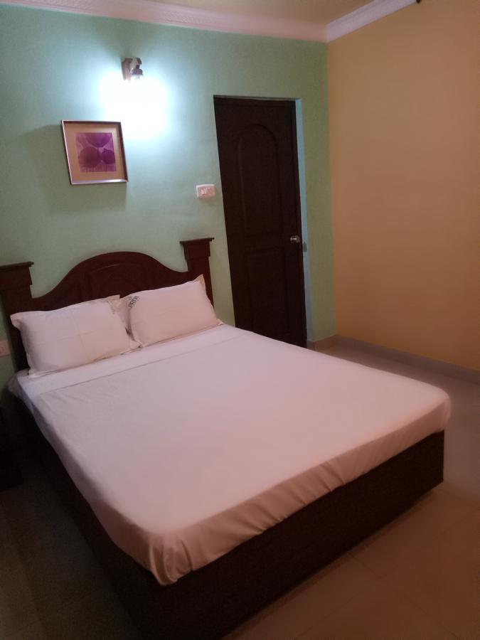 Hotel Priya Chengannur Bagian luar foto